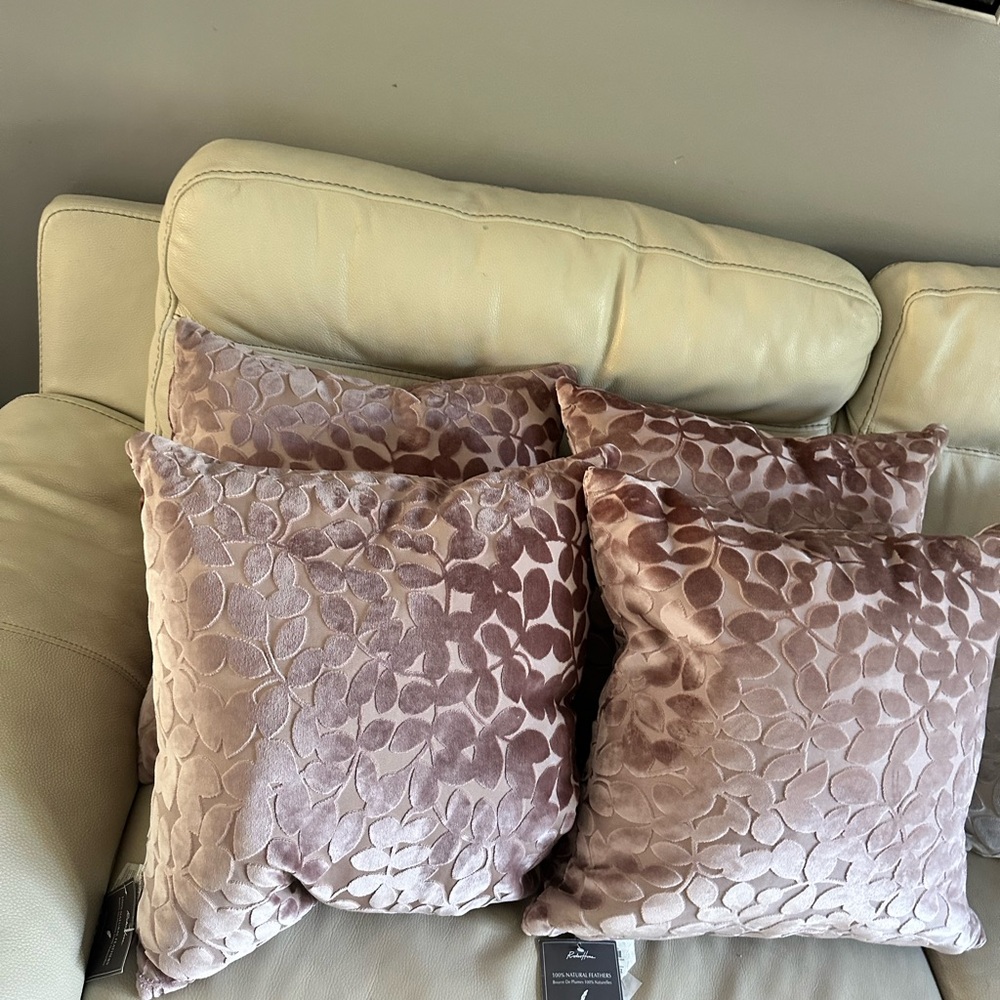 2 pillows - Picture 2 of 8